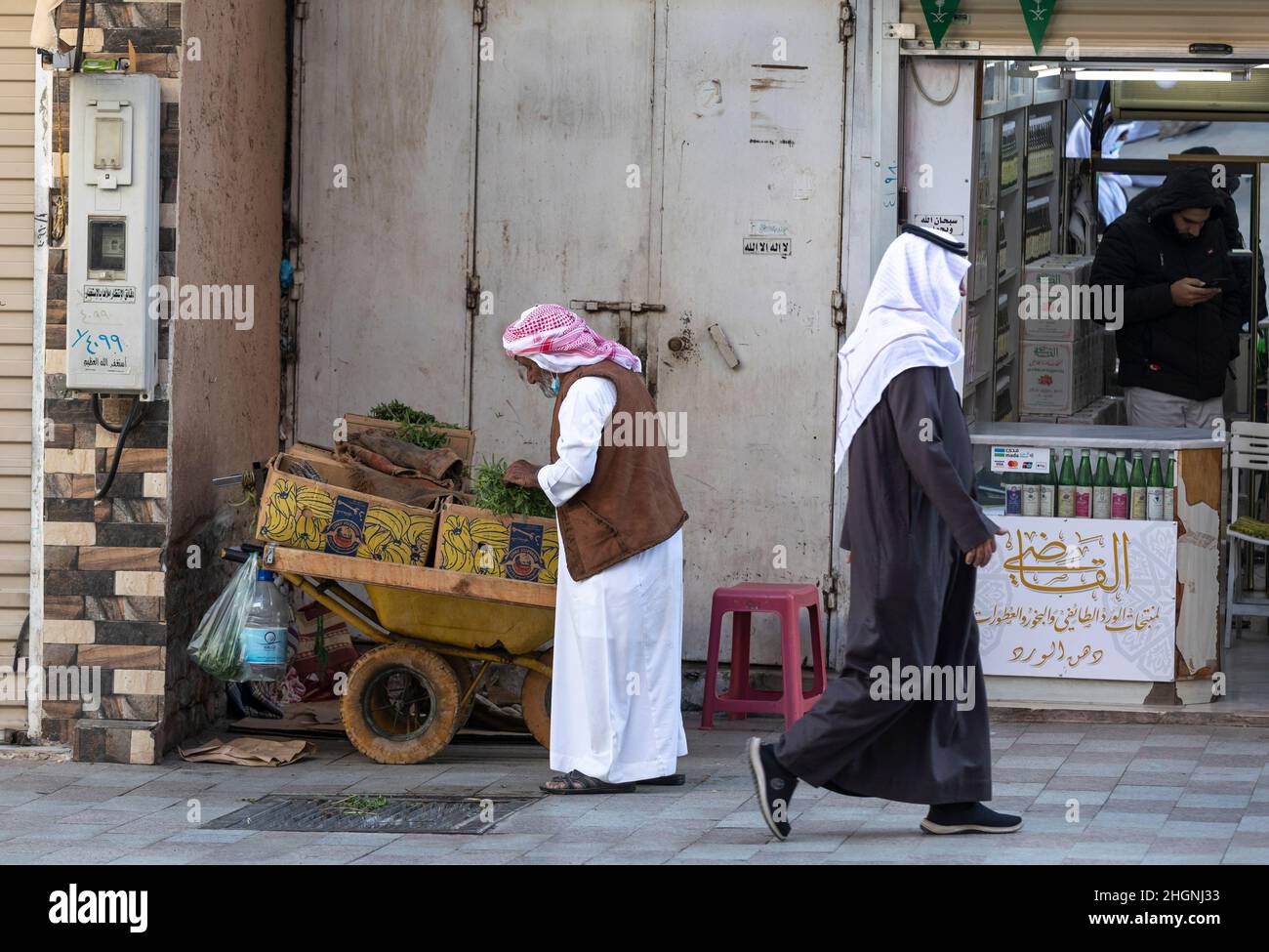 Taif, Arabia Saudita, 5th gennaio 2022: Vecchio al mercato di Taif che vende erbe Foto Stock