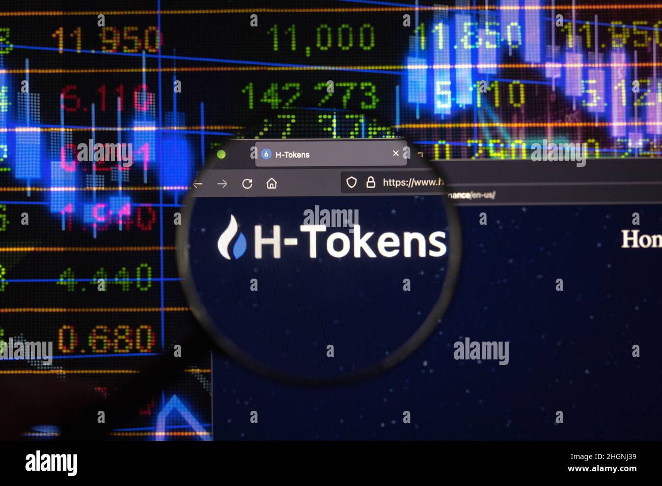 H-Tokens crypto Company logo su un sito web, visto su uno schermo di un computer attraverso una lente di ingrandimento. Foto Stock