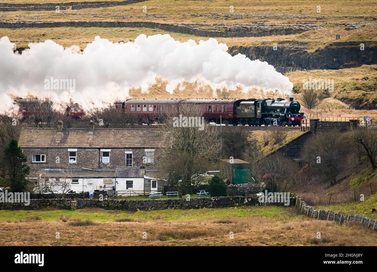 La Winter Cumbrian Mountain Express, la prima linea principale di treni a vapore della società del 2022, vicino a Ribblehead nel Parco Nazionale Yorkshire Dales. Data foto: Sabato 22 gennaio 2022. Foto Stock