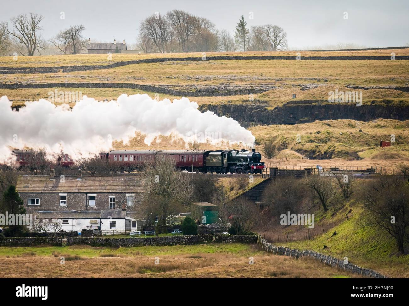 La Winter Cumbrian Mountain Express, la prima linea principale di treni a vapore della società del 2022, vicino a Ribblehead nel Parco Nazionale Yorkshire Dales. Data foto: Sabato 22 gennaio 2022. Foto Stock