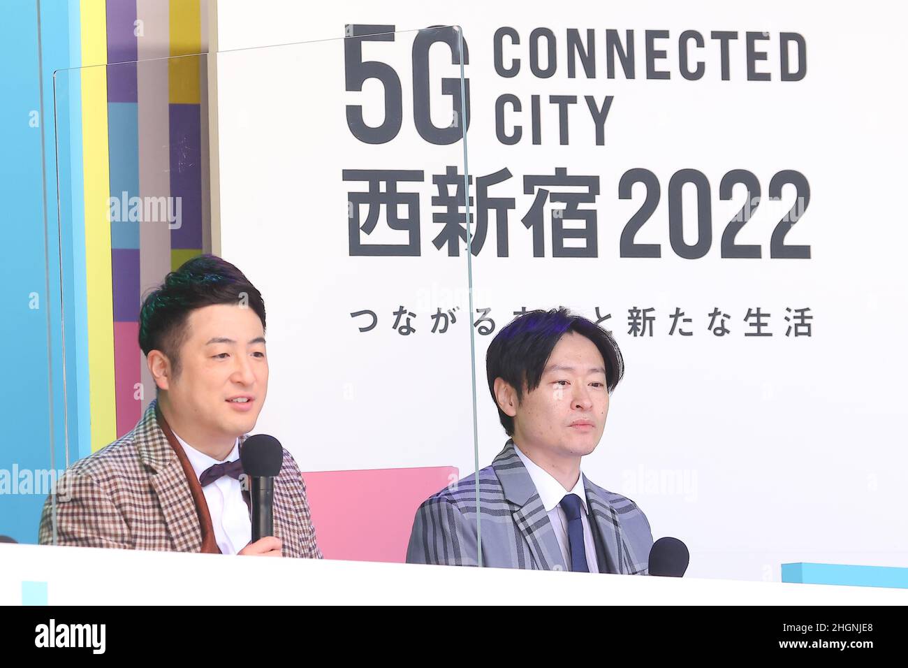 Tokyo, Giappone. 22nd Jan 2022. 5G Connected City Nishi-Shinjuku 2022', un evento online per la rete di prossima generazione 5G, si è tenuto presso il Shinjuku Central Park. I comici giapponesi Shinji Mizuta(L) e Kenshirou Kawanishi(R) di Wagyu hanno partecipato all'evento il 22 gennaio 2022 a Tokyo, Giappone. (Foto di Kazuki Oishi/Sipa USA) Credit: Sipa USA/Alamy Live News Foto Stock