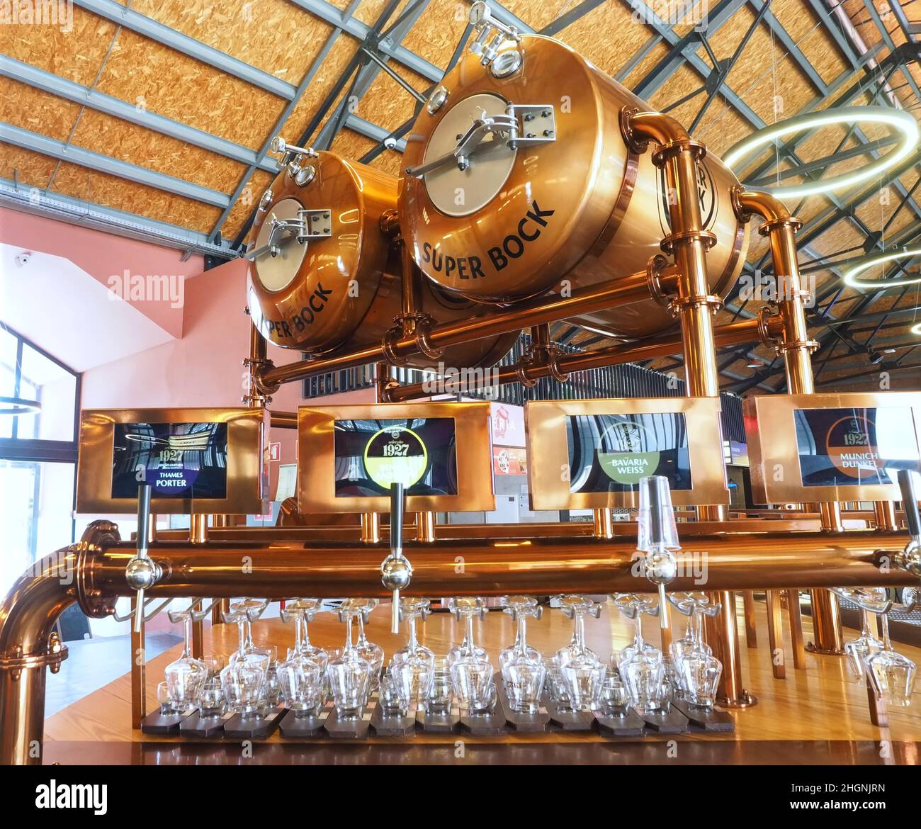 Grande distributore di birra Super Bock color rame dorato a Porto Foto Stock