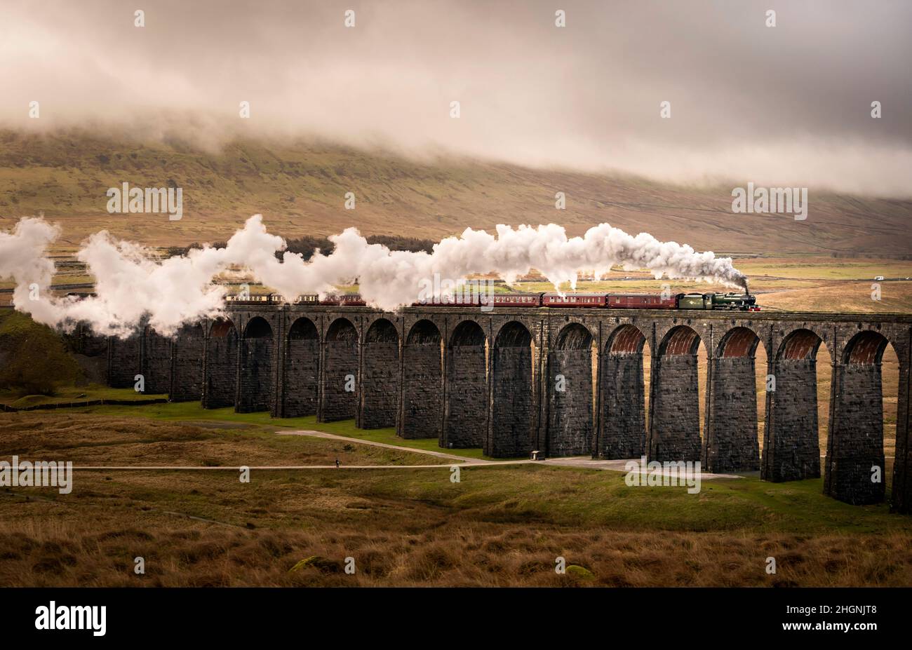 La Winter Cumbrian Mountain Express, la prima linea principale di treni a vapore della società del 2022, attraversa il Viadotto Ribblehead nello Yorkshire Dales National Park. Data foto: Sabato 22 gennaio 2022. Foto Stock