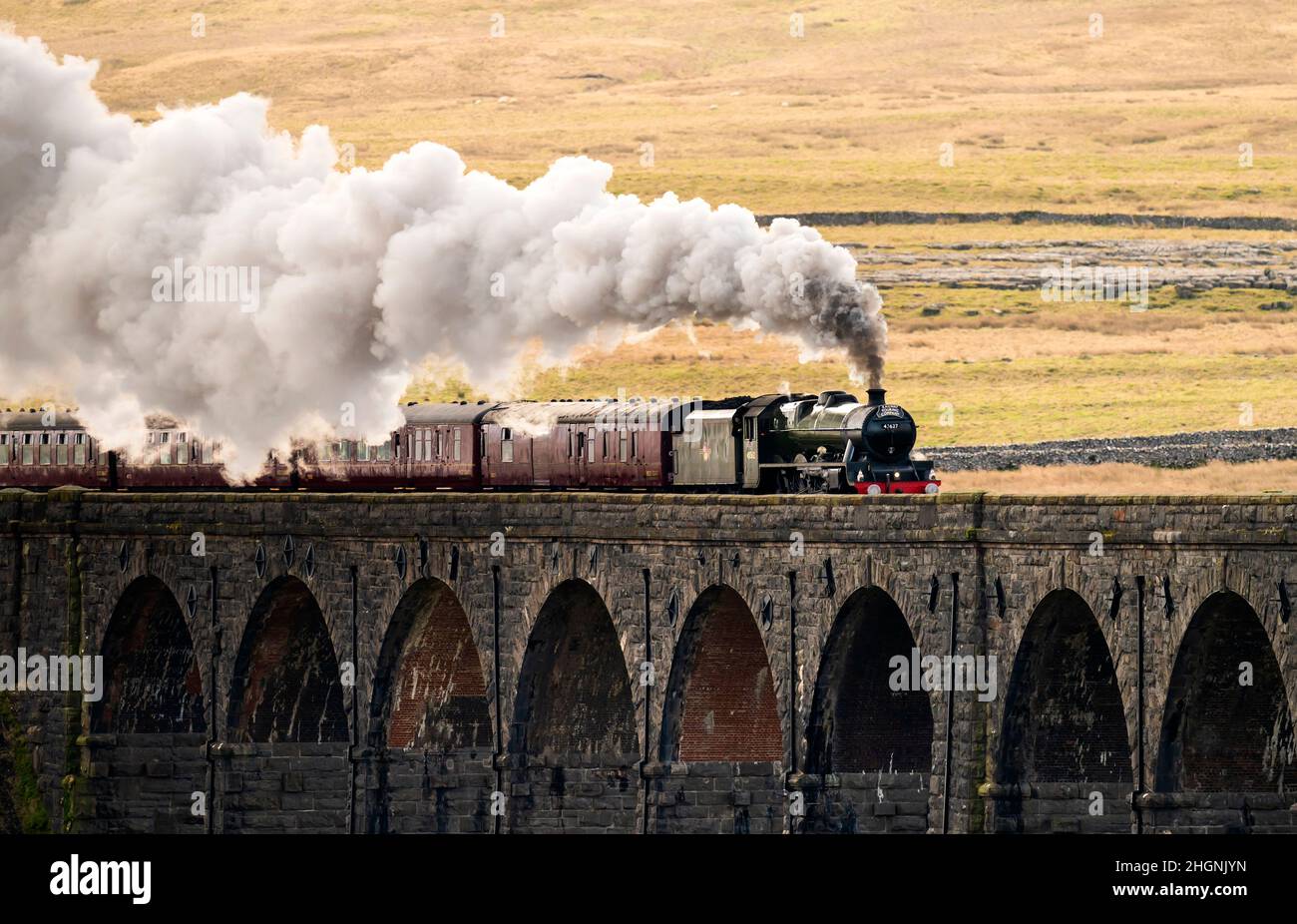 La Winter Cumbrian Mountain Express, la prima linea principale di treni a vapore della società del 2022, attraversa il Viadotto Ribblehead nello Yorkshire Dales National Park. Data foto: Sabato 22 gennaio 2022. Foto Stock