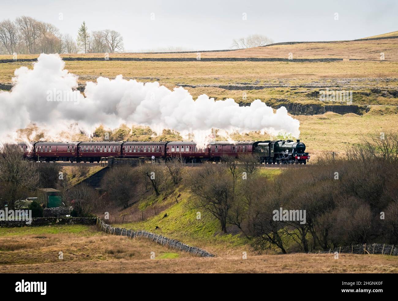 La Winter Cumbrian Mountain Express, la prima linea principale di treni a vapore della società del 2022, vicino a Ribblehead nel Parco Nazionale Yorkshire Dales. Data foto: Sabato 22 gennaio 2022. Foto Stock