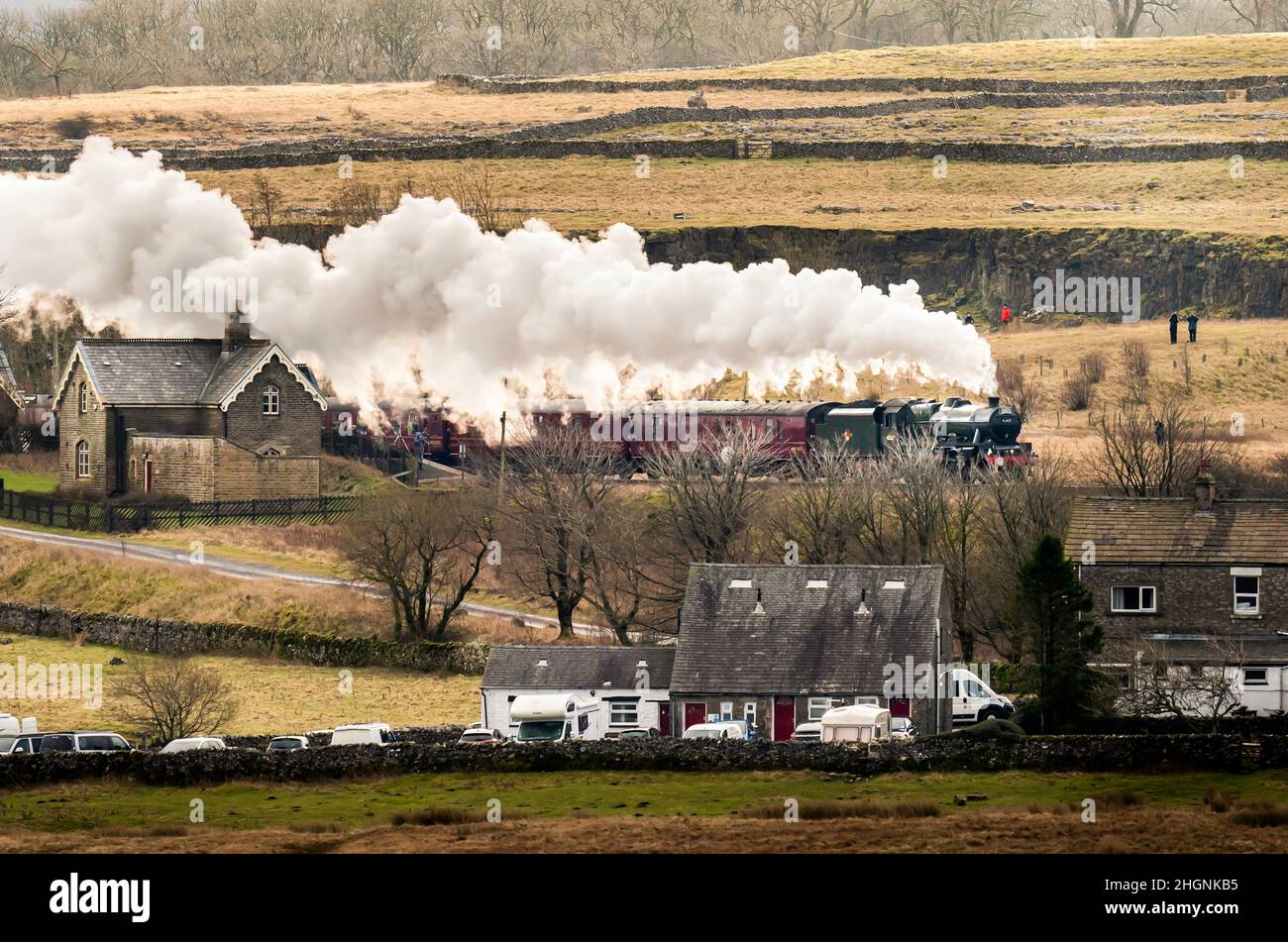 La Winter Cumbrian Mountain Express, la prima linea principale di treni a vapore della società del 2022, vicino a Ribblehead nel Parco Nazionale Yorkshire Dales. Data foto: Sabato 22 gennaio 2022. Foto Stock