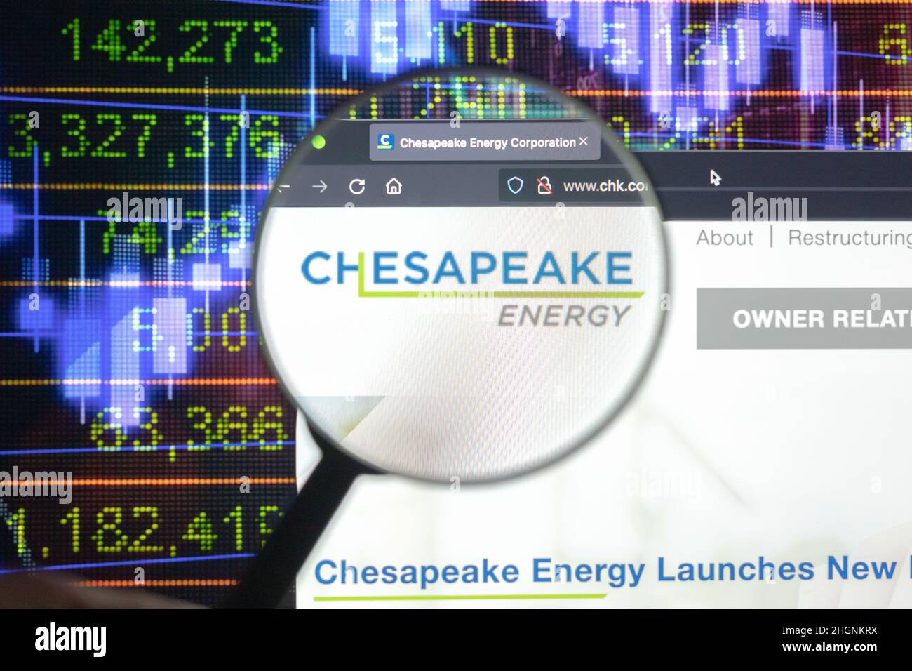 Chesapeake Energy Company logo su un sito web con blurry sviluppi del mercato azionario in background, visto su uno schermo del computer Foto Stock
