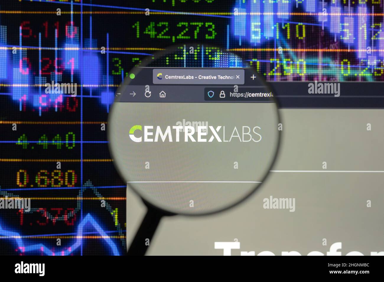 Cemtrexlabs Company logo su un sito web con blurry sviluppi del mercato azionario in background, visto su uno schermo del computer attraverso una lente d'ingrandimento. Foto Stock