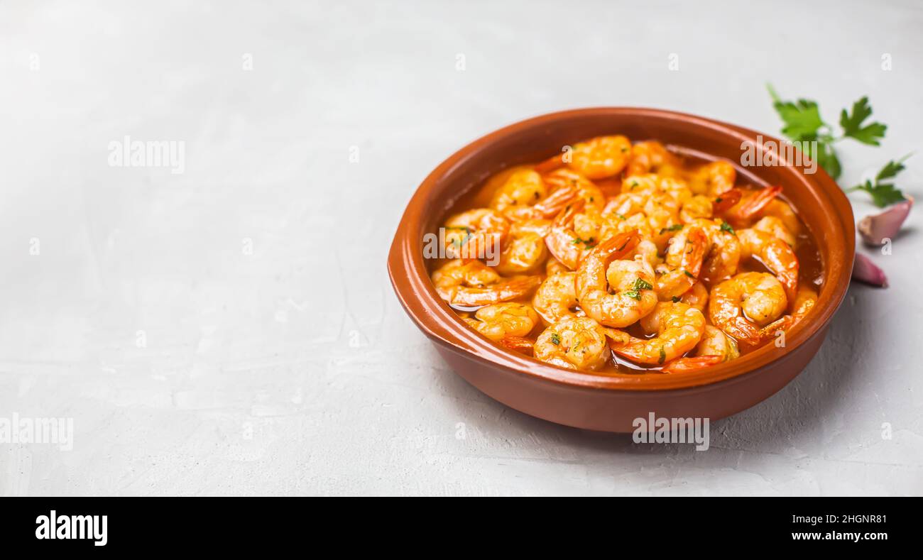 Gamberi spagnoli tradizionali all'aglio, solitamente preparati con olio d'oliva. ccc Foto Stock