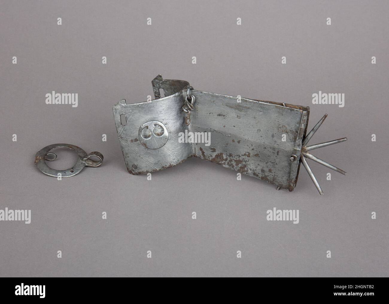 Hussar Rowel Spur (a sinistra) ca. 1520 Ungherese questo tipo di sperone, a collo lungo e largo e a talloni larghi, ispirato ad esempi tardo-medievali, è tipico di quelli usati dagli Hussars nel 16th e all'inizio del 17th secolo. Sono stati utilizzati spesso anche alla corte viennese durante i cosiddetti “tornei ungheresi”, dove i partecipanti si vestivano e si armavano come Hussard.questo esempio, molto leggero e con una piastra e un collo particolarmente ampi, è più impressionante che pratico. Potrebbe essere stato usato per un torneo, una sfilata o un'altra festa. Hussar Rowel Spur (a sinistra). Ungherese Foto Stock