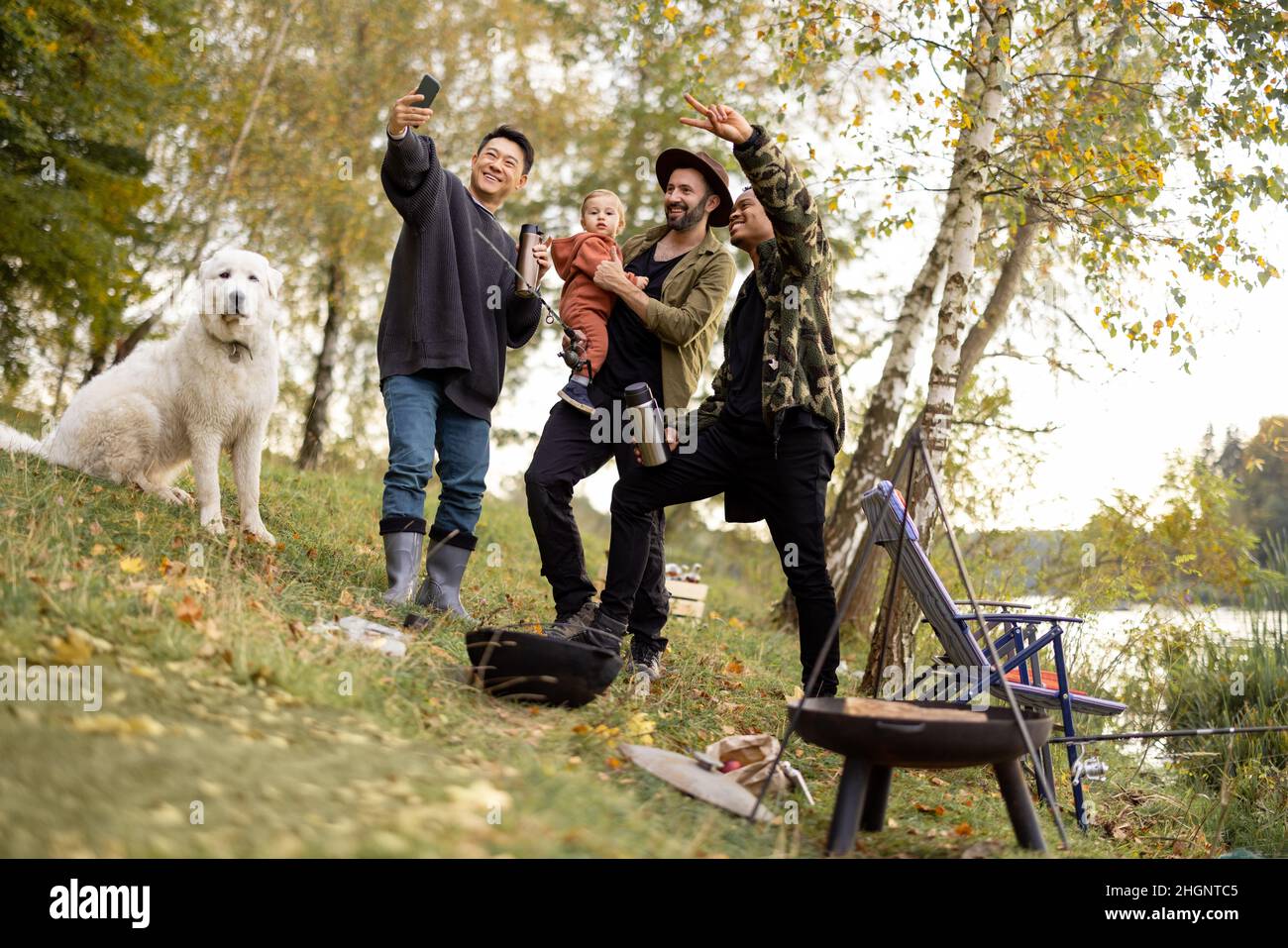 Amici maschi che prendono selfie su smartphone in natura Foto Stock