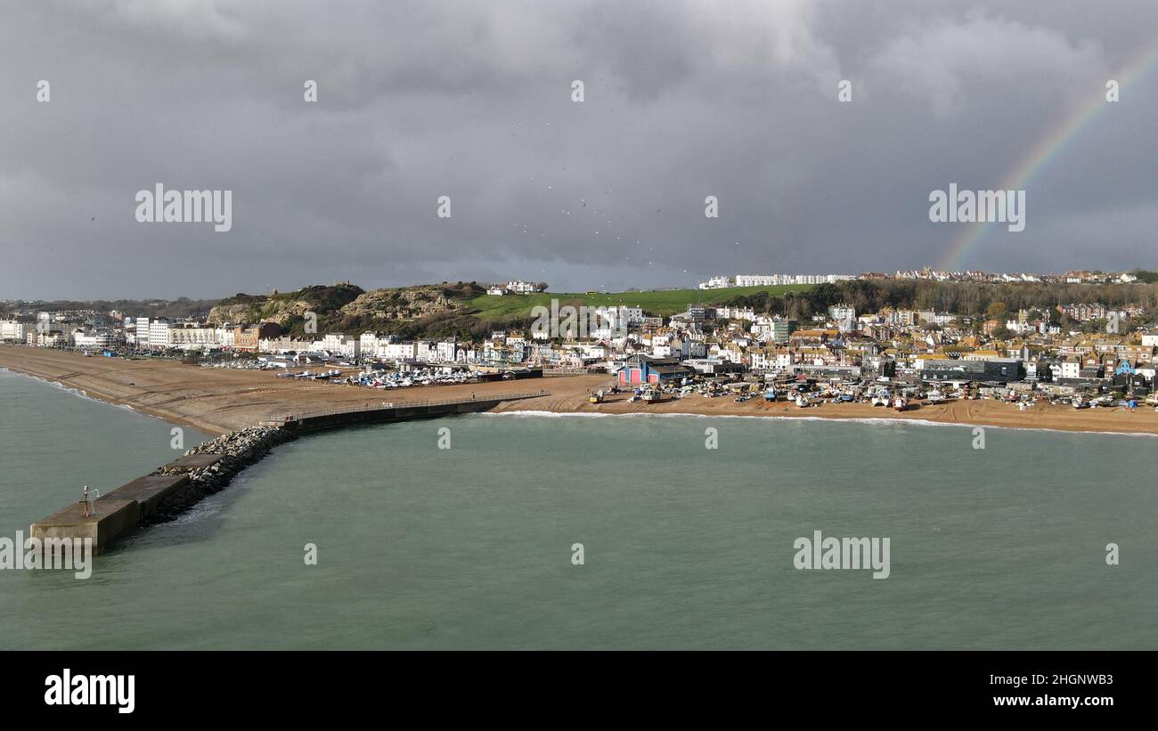 Breakwater Hastings città di mare sulla costa Kent del drone inglese Foto Stock