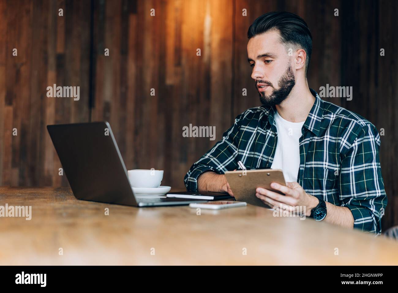 copywriter esperto con le informazioni di fotoricettore di lettura della documentazione sul netbook Foto Stock