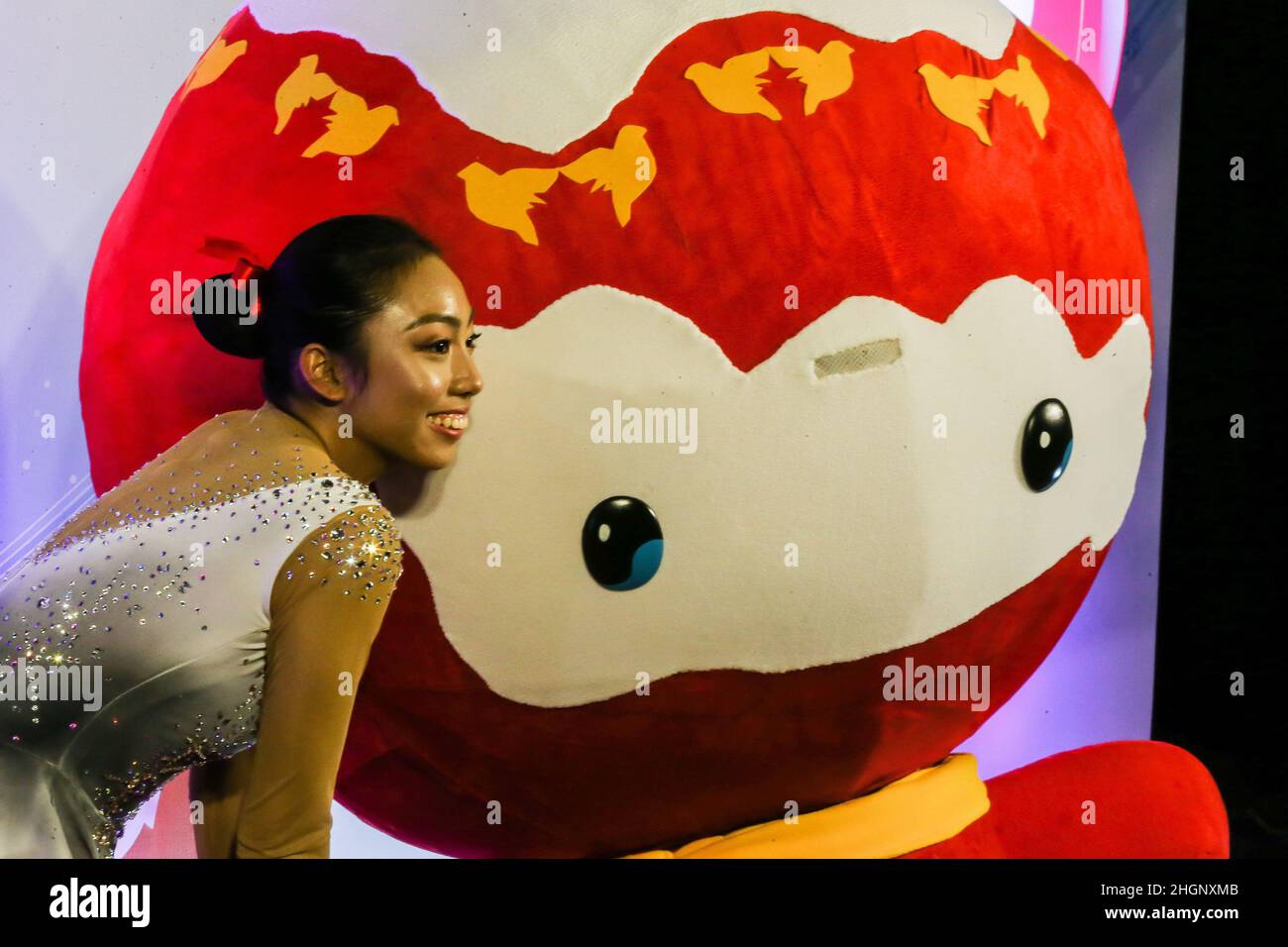 Città di Pasay. 22nd Jan 2022. Skye Frances Patenia si pone con la mascotte Shuey Rhon Rhon durante la spedizione virtuale alla delegazione olimpica filippina per le prossime Olimpiadi invernali di Pechino 2022 a Pasay City, nelle Filippine, il 22 gennaio 2022. Credit: Rouelle Umali/Xinhua/Alamy Live News Foto Stock