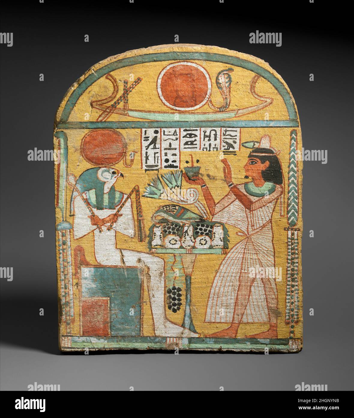 Stela di Aafenmut ca. 924–889 a.C. terzo periodo intermedio la piccola stela lignea di Aafenmut è sormontata dal barque solare nel cielo, sostenuto dagli emblemi dell'est (a destra) e dell'ovest (a sinistra). Il defunto, indossando un abito avvolgente sopra una tunica, presenta incenso al dio del sole seduto, Ra-Harakhty, dal quale è separato da un tavolo di offerta. Stela di Aafenmut 548518 Foto Stock
