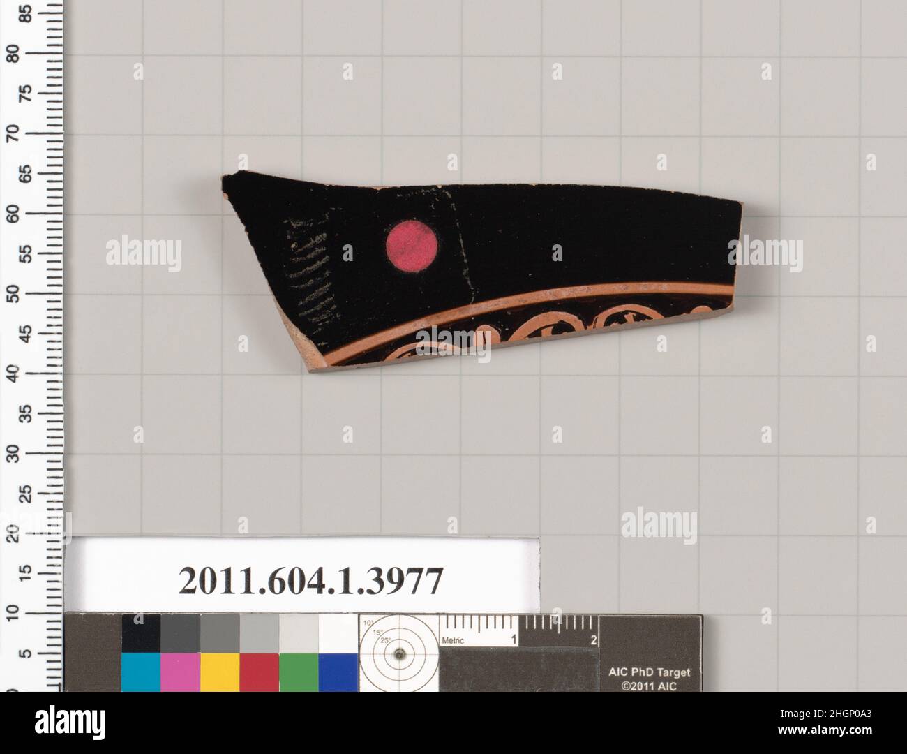 Frammento di terracotta di una kylix (tazza da bere) fine 6th secolo/inizio 5th secolo a.C. Greco, Attico interno, banda di boccioli di loto alternati e palme circoscritte; esterno, gamba di figura a destra, con stivale alato; vitello sinistro e piede visto dal retro; due lettere di un'iscrizione, LS. Frammento di terracotta di una kylix (tazza da bere) 693547 Foto Stock