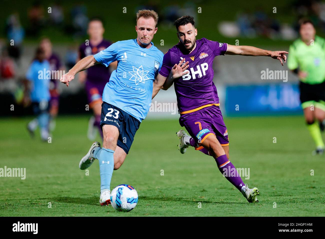 Sydney, Australia, 22 gennaio 2022. Rhyan Grant del Sydney FC snd Adrian Sardinero di Perth Glory sfida per la palla durante la partita di calcio A-League tra il Sydney FC e Perth Glory. Credit: Pete Dovgan/Speed Media/Alamy Live News Foto Stock