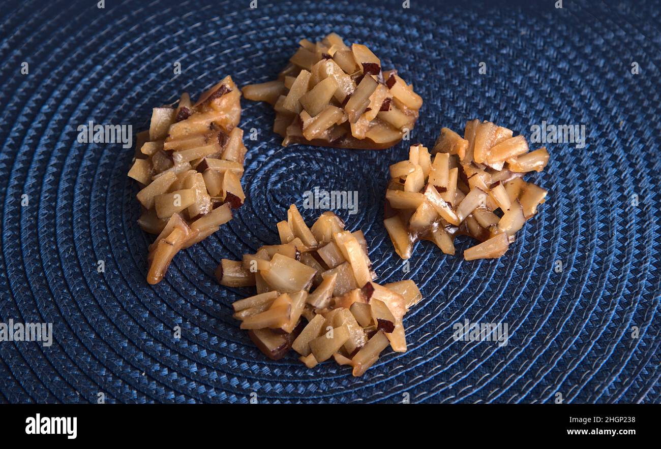 Il cocco giamaicano cade su un tappeto di paglia blu scuro Foto Stock