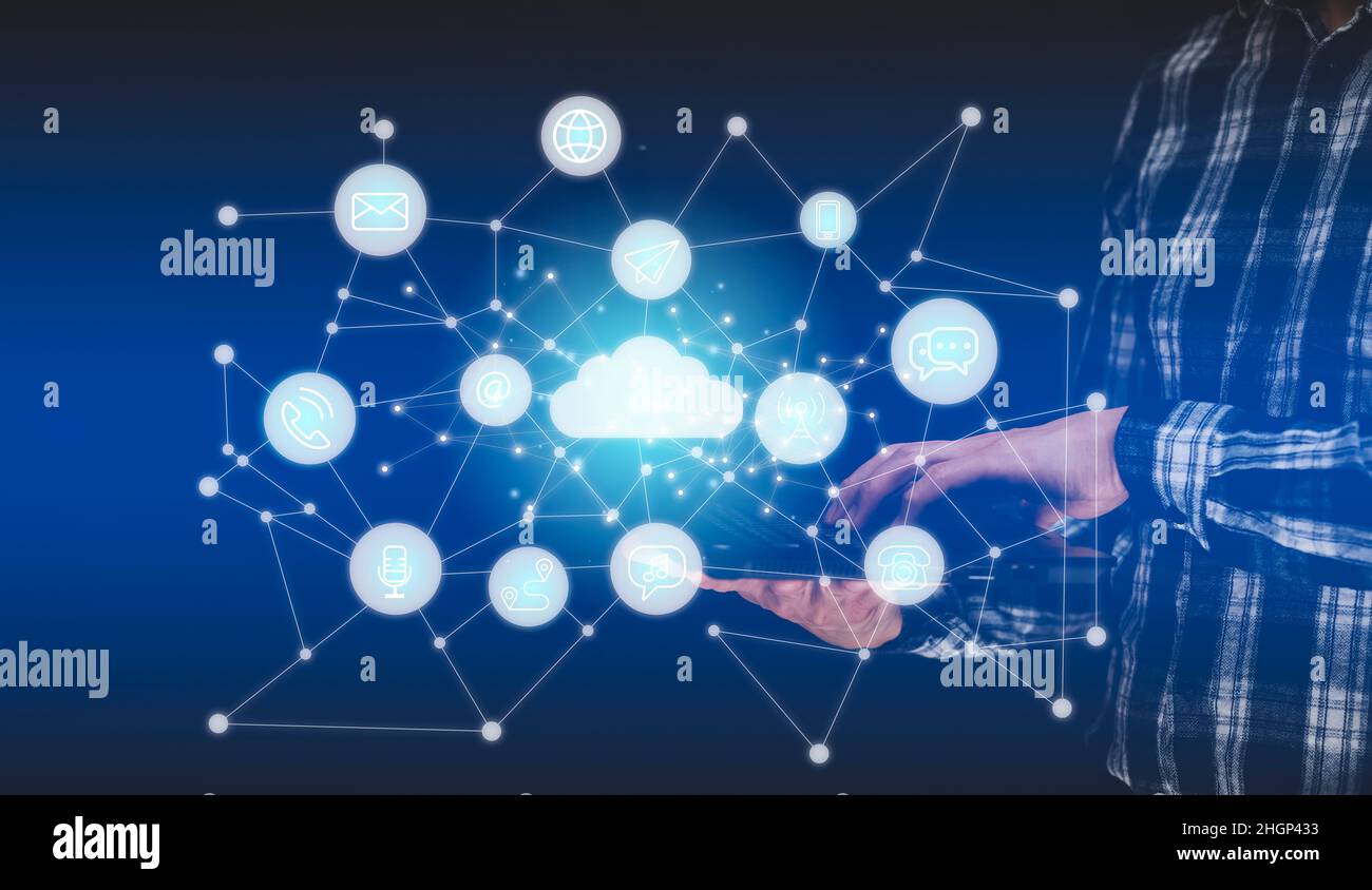 Uomo d'affari con tablet si connette alle informazioni sui dati sulla rete di cloud icon computing, Backup Storage Data Internet, networking e digitale, Shar Foto Stock