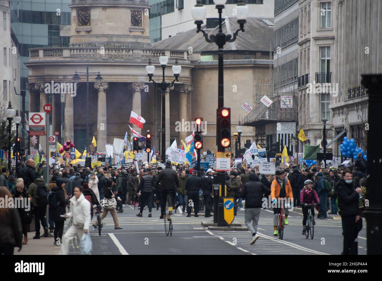 Londra, Regno Unito. 22nd Jan, 2022. Migliaia di manifestanti contro vax stanno marciando attraverso London Credit: graham mitchell/Alamy Live News Foto Stock