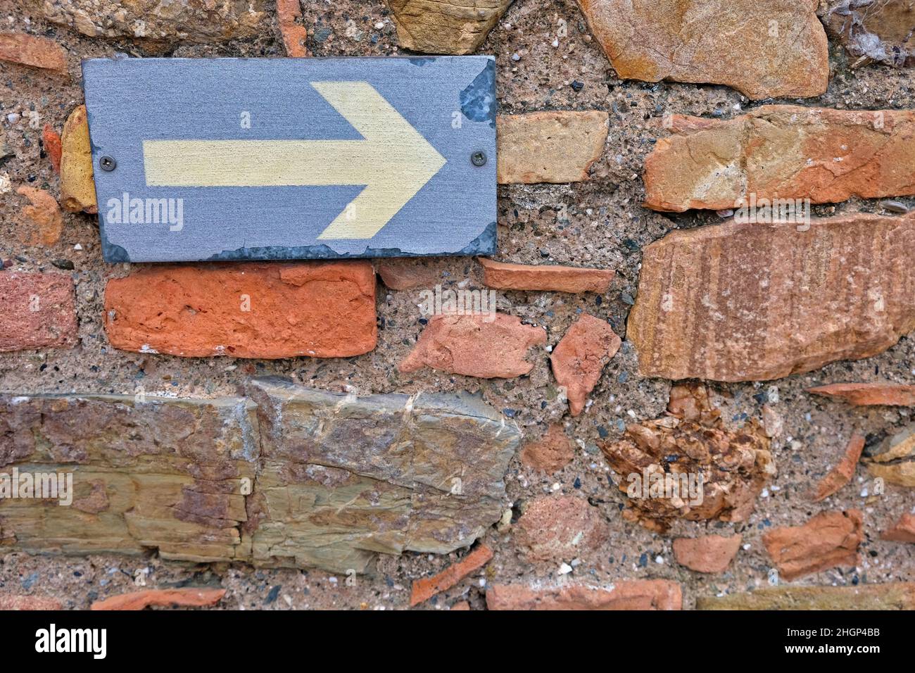Freccia bianca su sfondo blu per segnalare qualcosa Foto Stock
