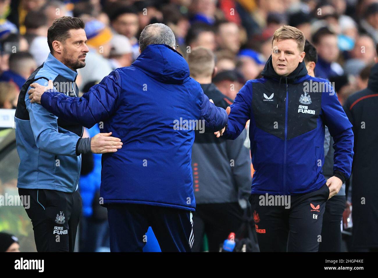 Leeds, Regno Unito. 22nd Jan 2022. Marcelo Bielsa manager di Leeds United e Eddie Howe manager di Newcastle United Shake Hands before the Premier League fixture Leeds United vs Newcastle United a Elland Road, Leeds, UK, 22nd gennaio 2022 Credit: News Images /Alamy Live News Foto Stock