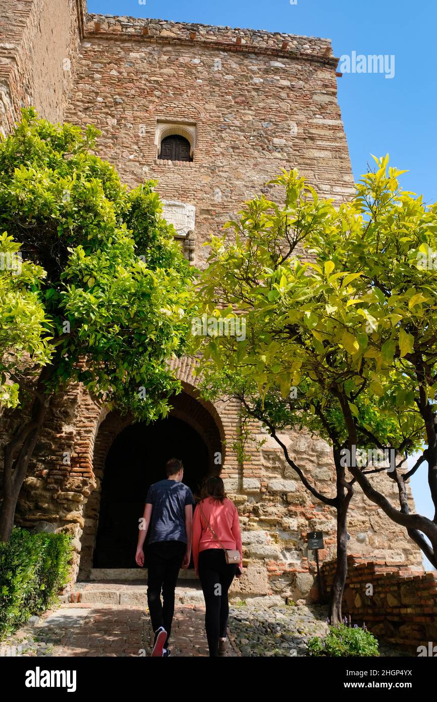I turisti che entrano alla porta di Torre del Cristo a la Alcazaba (Malaga - Spagna) Foto Stock