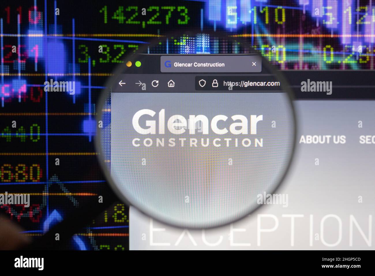 Glencar Construction Company logo su un sito web con blurry sviluppi del mercato azionario in background, visto su uno schermo del computer Foto Stock