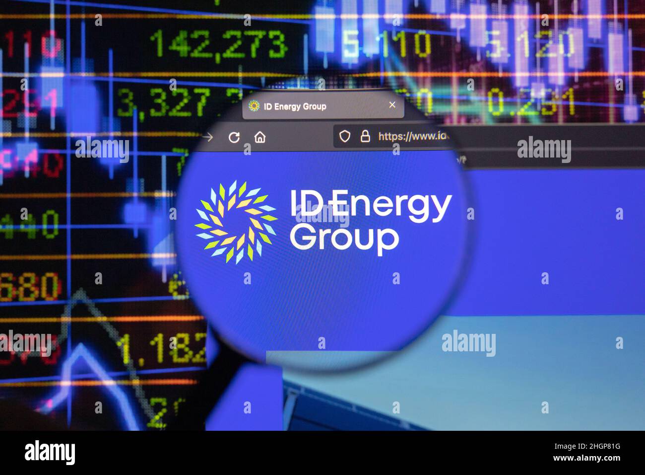 ID Energy Group logo aziendale su un sito web con sviluppi del mercato azionario sfocati in background, visto su uno schermo del computer Foto Stock