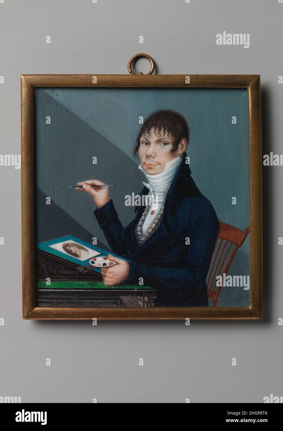 Autoritratto ca. 1800–1805 artista sconosciuto in questo audace autoritratto, un pittore in miniatura si dipinge con gli strumenti del suo mestiere, tra cui pennelli di vernice e una tavolozza ovale di avorio con pigmenti acquerelli (simili a quelli esposti nelle vicinanze). Seduto su una sedia laterale coloniale e vestito alla moda con un gilè blu ricamato, si ferma dalla pittura di un ritratto in miniatura di una giovane donna per incontrare lo sguardo dello spettatore. Sebbene l’identità dell’artista rimanga sconosciuta, si ritiene che sia stato biraciale e abbia probabilmente lavorato a New Orleans, Louisiana, dove questo autoritratto era dis Foto Stock