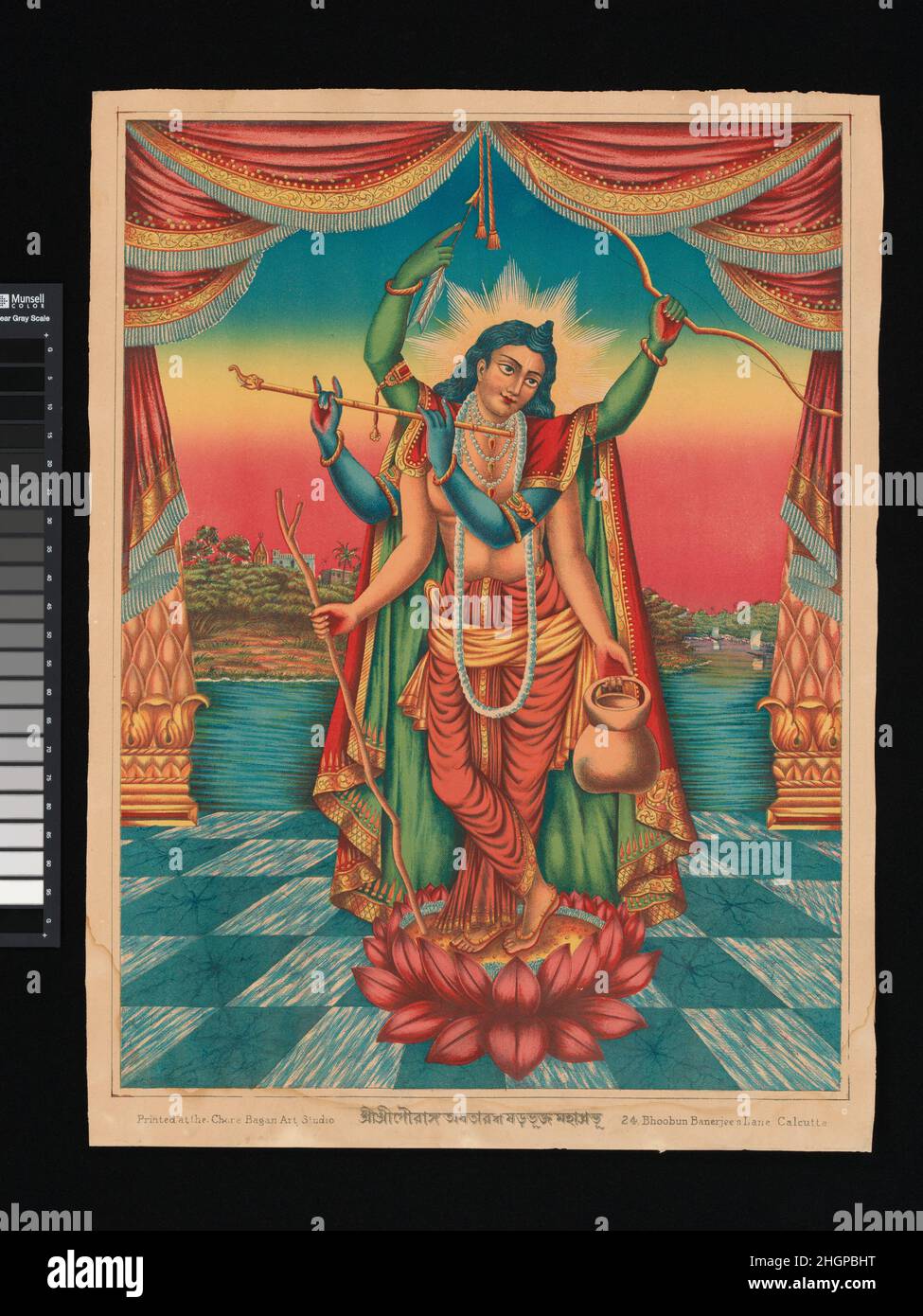 Shri Shri Guranga Avatara 1895 India Krishna si erge su un loto che tiene un bastone, una freccia flauto, un arco e una pentola nelle sue rispettive braccia con codice colore, mentre la luce dorata fuoriesce da dietro la testa. È posizionato su quello che sembra quasi essere un palco con tende disegnate indietro e uno sfondo che mostra un fiume e paesaggio. Il titolo Guranga Avatara ci dice che la figura è l’avatar di Vishnu Krishna, mentre il suo corpo d’oro fa diretto riferimento al significato letterale del nome Guranga. Questo nome appare nella letteratura puranica, Gaudiya Vaishnavismo e in questo caso, il titolo probabilmente si riferisce anche a. Foto Stock Shri Shri Guranga Avatara 1895 India Krishna si erge su un loto che tiene un bastone, una freccia flauto, un arco e una pentola nelle sue rispettive braccia con codice colore, mentre la luce dorata fuoriesce da dietro la testa. È posizionato su quello che sembra quasi essere un palco con tende disegnate indietro e uno sfondo che mostra un fiume e paesaggio. Il titolo Guranga Avatara ci dice che la figura è l’avatar di Vishnu Krishna, mentre il suo corpo d’oro fa diretto riferimento al significato letterale del nome Guranga. Questo nome appare nella letteratura puranica, Gaudiya Vaishnavismo e in questo caso, il titolo probabilmente si riferisce anche a. Foto Stock
