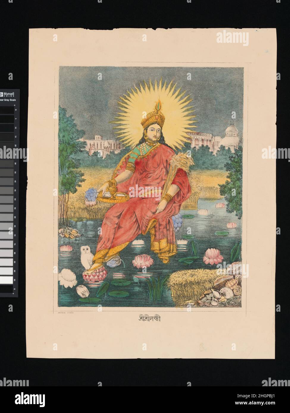 Shri Shri Lakshmi ca. 1880 India Lakshmi intronò sul loto, con un alone solare irradiato, un fascio di grano simile alla cornucopia e un sari simile alla toga che attestano la forte connessione tra questa stampa e le raffigurazioni europee degli dei greci. Gli edifici sullo sfondo si sovrappongono alla tradizionale architettura bengalese del tempio con l'architettura europea neoclassica della Calcutta coloniale, amplificando ulteriormente la fusione di una divinità tradizionale in stile neoclassico. Shri Shri Lakshmi. India. CA. 1880. Litografia con colorazione manuale. Stampa Foto Stock Shri Shri Lakshmi ca. 1880 India Lakshmi intronò sul loto, con un alone solare irradiato, un fascio di grano simile alla cornucopia e un sari simile alla toga che attestano la forte connessione tra questa stampa e le raffigurazioni europee degli dei greci. Gli edifici sullo sfondo si sovrappongono alla tradizionale architettura bengalese del tempio con l'architettura europea neoclassica della Calcutta coloniale, amplificando ulteriormente la fusione di una divinità tradizionale in stile neoclassico. Shri Shri Lakshmi. India. CA. 1880. Litografia con colorazione manuale. Stampa Foto Stock