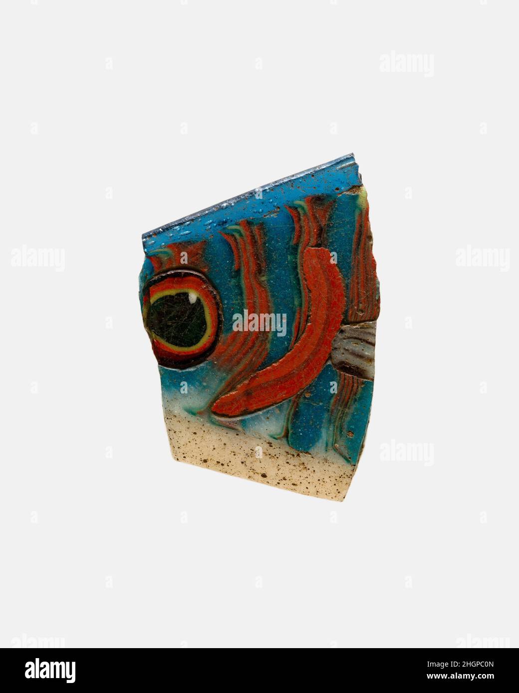 Nilotic scene inlay, fish fragment 200 BC–100 AD Ptolemaic or Roman Period Fish tiles were used in elaborate "Nilotic" mosaic scenes in wealthy homes.. Nilotic scene inlay, fish fragment. 200 BC–100 AD. glass. Ptolemaic or Roman Period. From Egypt Foto Stock