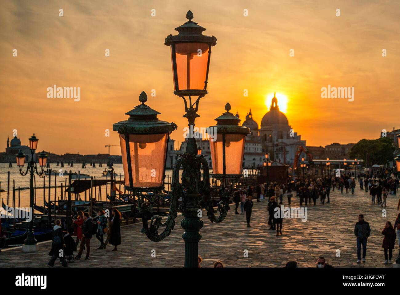 Tramonto con le lampade standard sulla Rive Shiavoni, il Canal Grande, Venezia, Italia Foto Stock