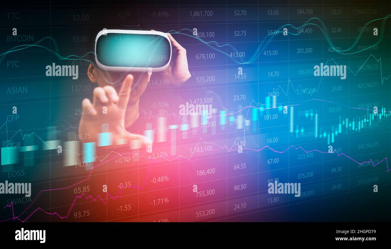 Uomo d'affari che indossa gli occhiali di realtà virtuale VR e touch line del mercato azionario o forex trading grafico e cartellone a candelabro adatto per inve finanziaria Foto Stock