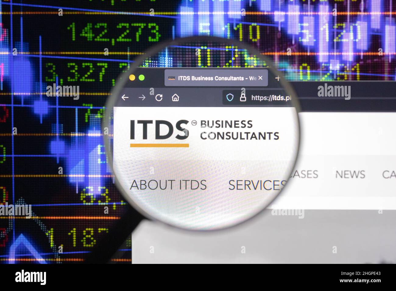 ITDS Business Consultants logo azienda su un sito web con blurry sviluppi del mercato azionario in background, visto su uno schermo del computer Foto Stock