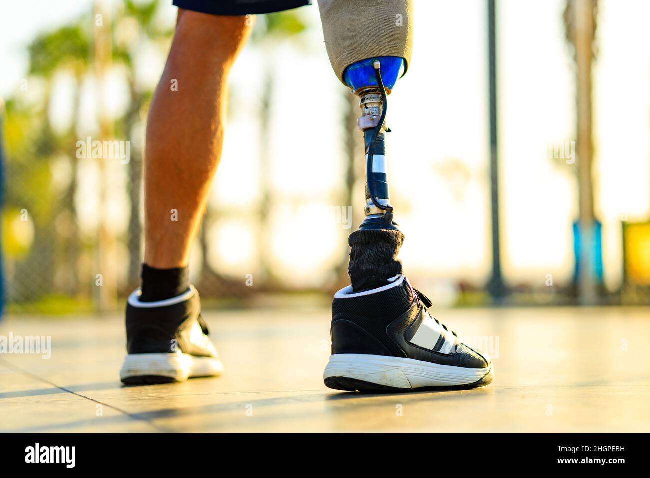 atleta disabili con protesiche passeggiate in spiaggia all'aperto al tramonto Foto Stock