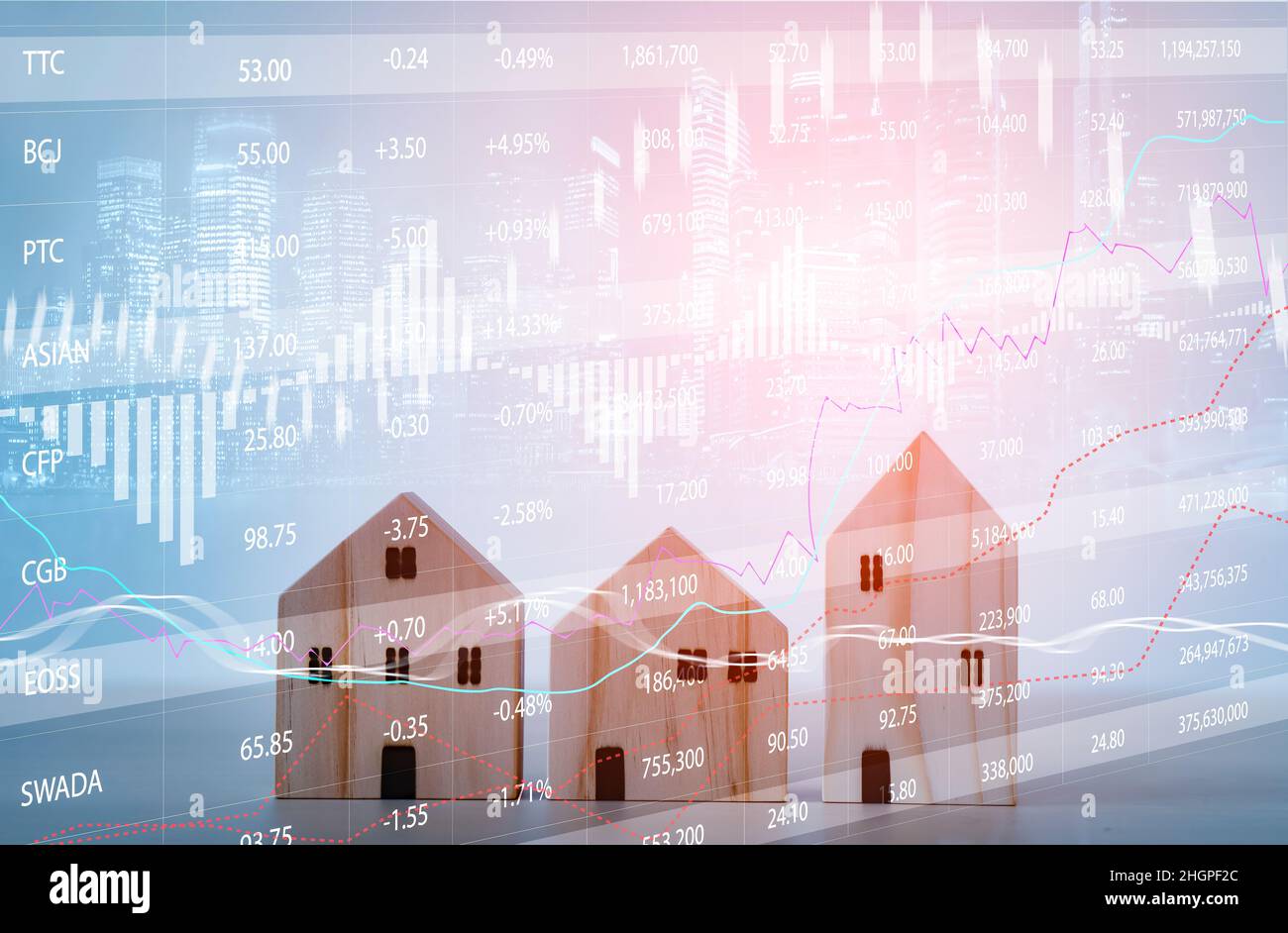 Casa di legno su pila di monete di fronte a un sacco di monete, salvare concetto di denaro, investimento immobiliare, prestito casa, reverse ipoteca, monete d'oro stack di denaro crescere Foto Stock