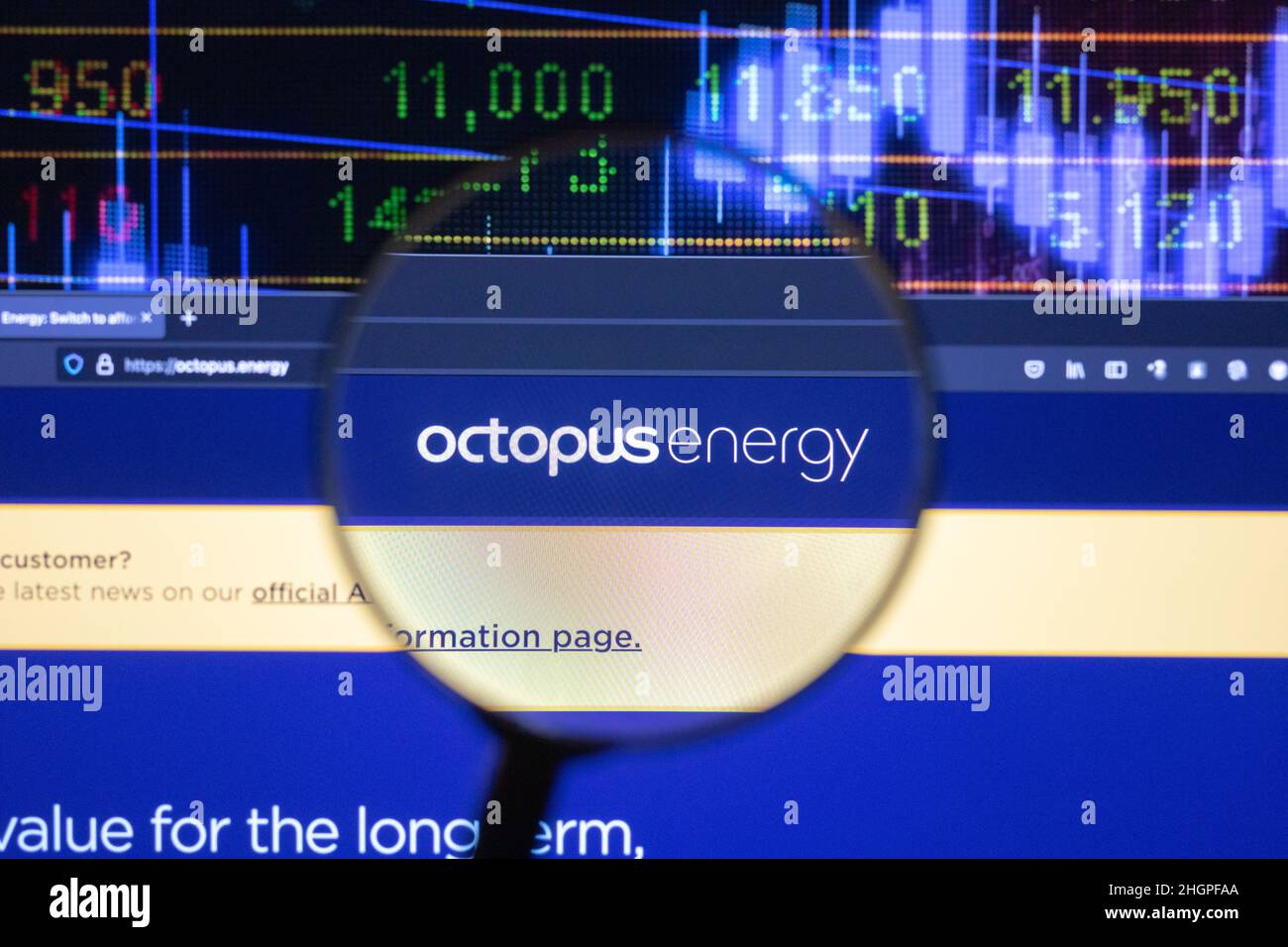 Octopus Energy Group logo aziendale su un sito web con sviluppi del mercato azionario sfocati in background, visto su uno schermo del computer Foto Stock