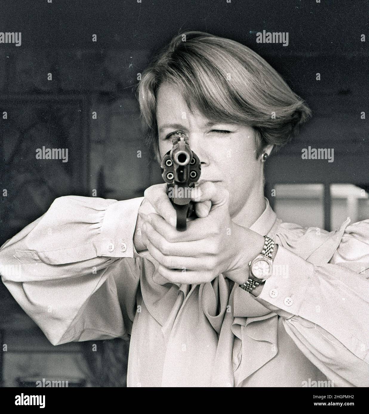 cheryl b ha lo scopo con la sua smith & wesson 357 magnum pistola che ha per la protezione per se stessa e la famiglia. Foto è stata la prima pagina sulla Domenica Boston Herald edizione per una storia sulle donne armarsi in 1994 foto da Bill belknap Foto Stock