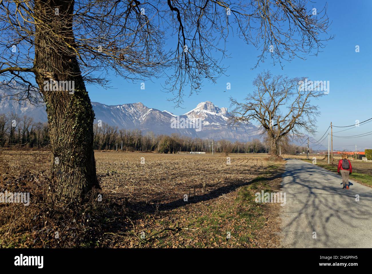 Passeggiata su una piccola strada con bellissimo paesaggio di montagna Foto Stock