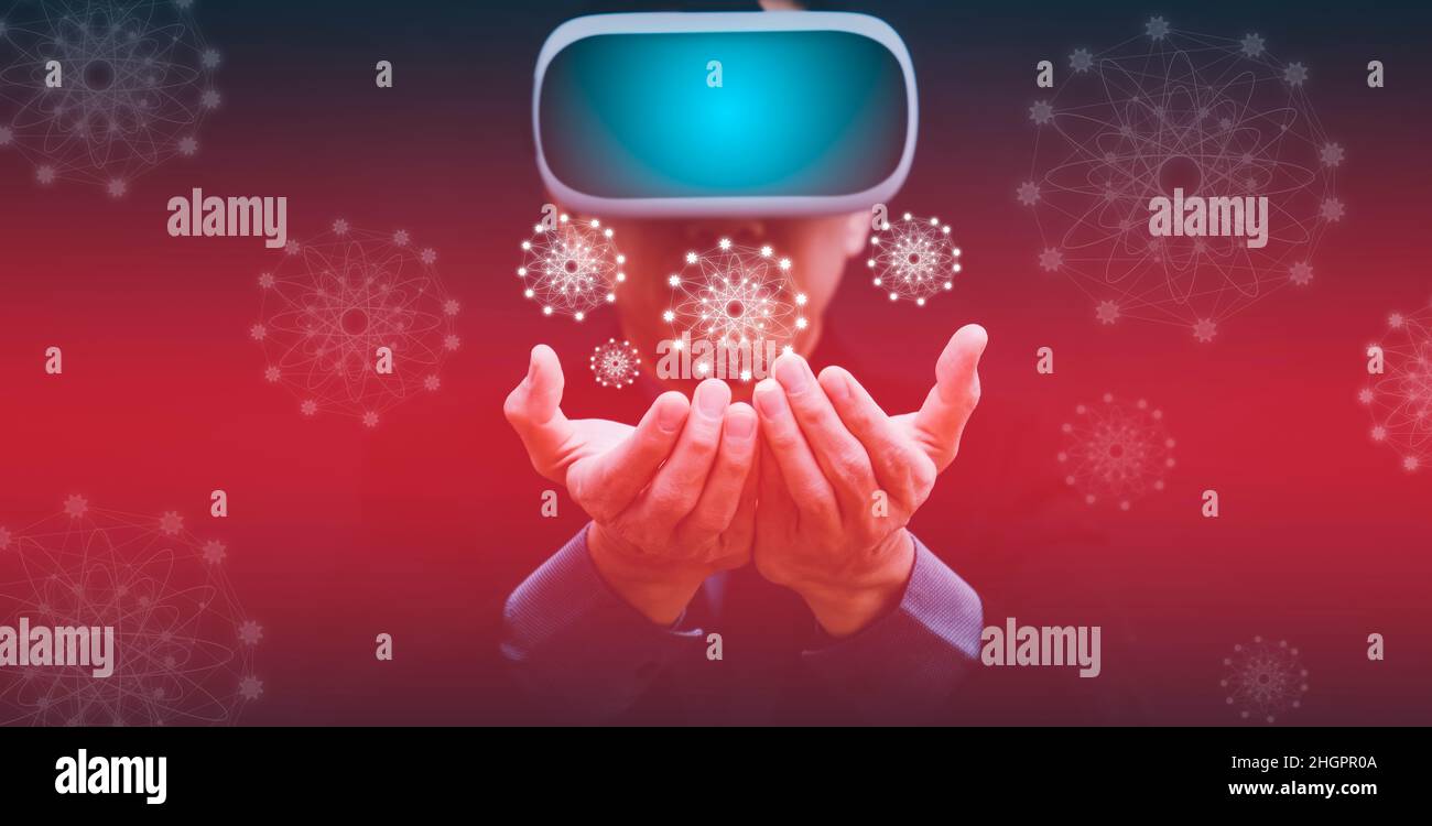 Uomo d'affari che indossa gli occhiali di realtà virtuale VR e touch line del mercato azionario o forex trading grafico e cartellone a candelabro adatto per inve finanziaria Foto Stock