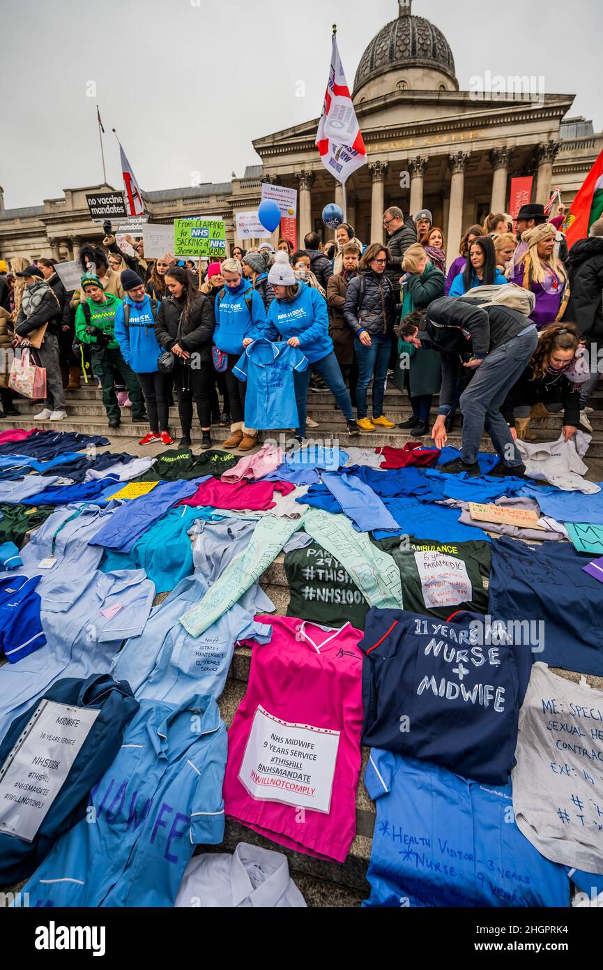 Londra, Regno Unito. 22nd Jan 2022. NHS 100k lasciare i loro scrub in piazza Trafalgar come protesta contro i vaccini obbligatori - marzo per la libertà - una vaccinazione anti, anti blocco, protesta della libertà a partire dalla BBC a Portland Place. La gente si chiede se l'intera pandemia di covide sia una bufala e crede che le loro libertà siano fortemente frenate. Sono anche contrari, ai passaporti dei vaccini, alla vaccinazione obbligatoria dei bambini, agli adulti e a molte altre teorie di cospirazione. Credit: Guy Bell/Alamy Live News Foto Stock