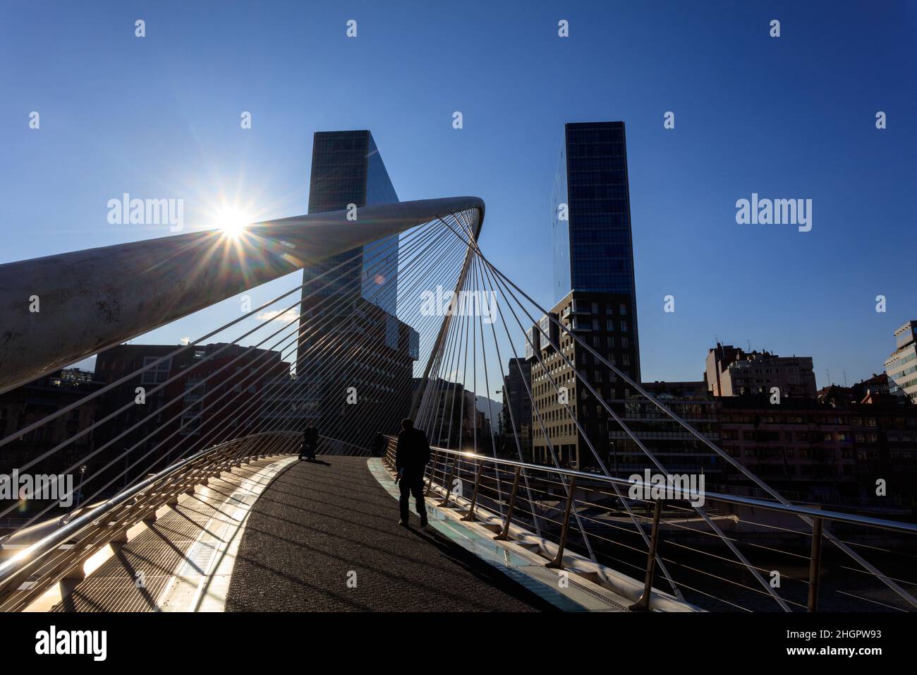 Izozaki Atea visto attraverso il ponte Zubizuri sopra la Ria. Le torri gemelle sono progettate dall'architetto giapponese Izozaki. Bilbao. Spagna. Foto Stock