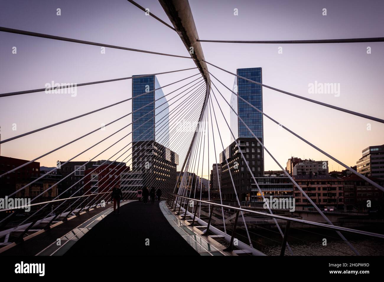 Izozaki Atea visto attraverso il ponte Zubizuri sopra la Ria. Le torri gemelle sono progettate dall'architetto giapponese Izozaki. Bilbao. Spagna. Foto Stock