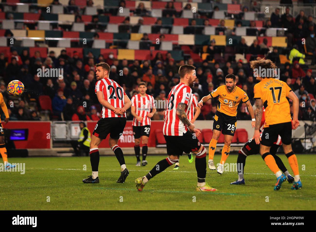 Londra, Regno Unito. 22nd Jan 2022. Joao Moutinho di Wolverhampton Wanderers segna il suo primo goal team. Partita della Premier League, Brentford contro Wolverhampton Wanderers al Brentford Community Stadium di Brentford, Londra, sabato 22nd gennaio 2022. Questa immagine può essere utilizzata solo a fini editoriali. Solo per uso editoriale, licenza richiesta per uso commerciale. Nessun uso in scommesse, giochi o un singolo club/campionato/player pubblicazioni. pic di Steffan Bowen/Andrew Orchard sport fotografia/Alamy Live news credito: Andrew Orchard sport fotografia/Alamy Live News Foto Stock