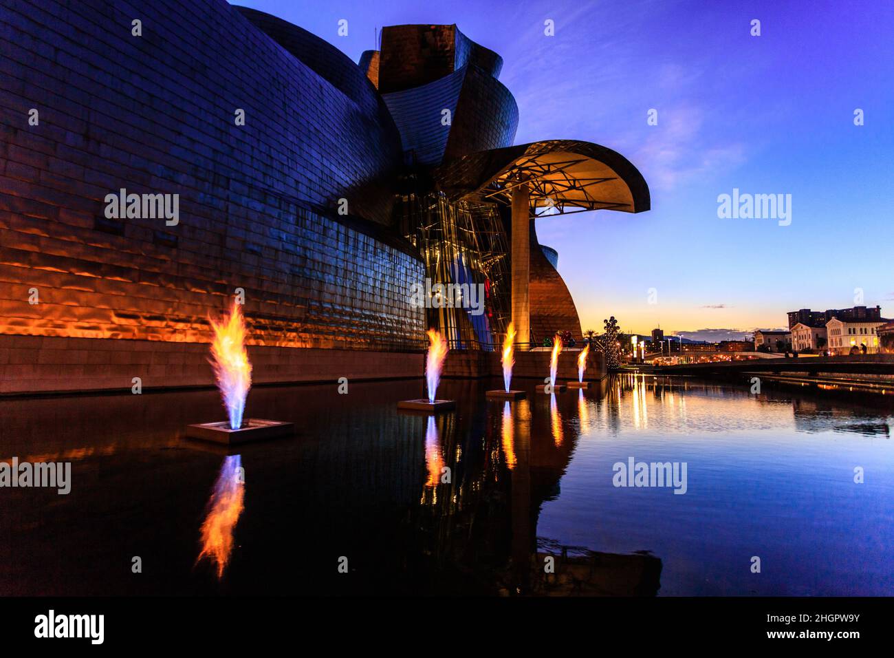 Il museo Guggenheim Bilbao progettato dall'architetto Frank Gehry. Ospita mostre di arte contemporanea Spagna. Foto Stock