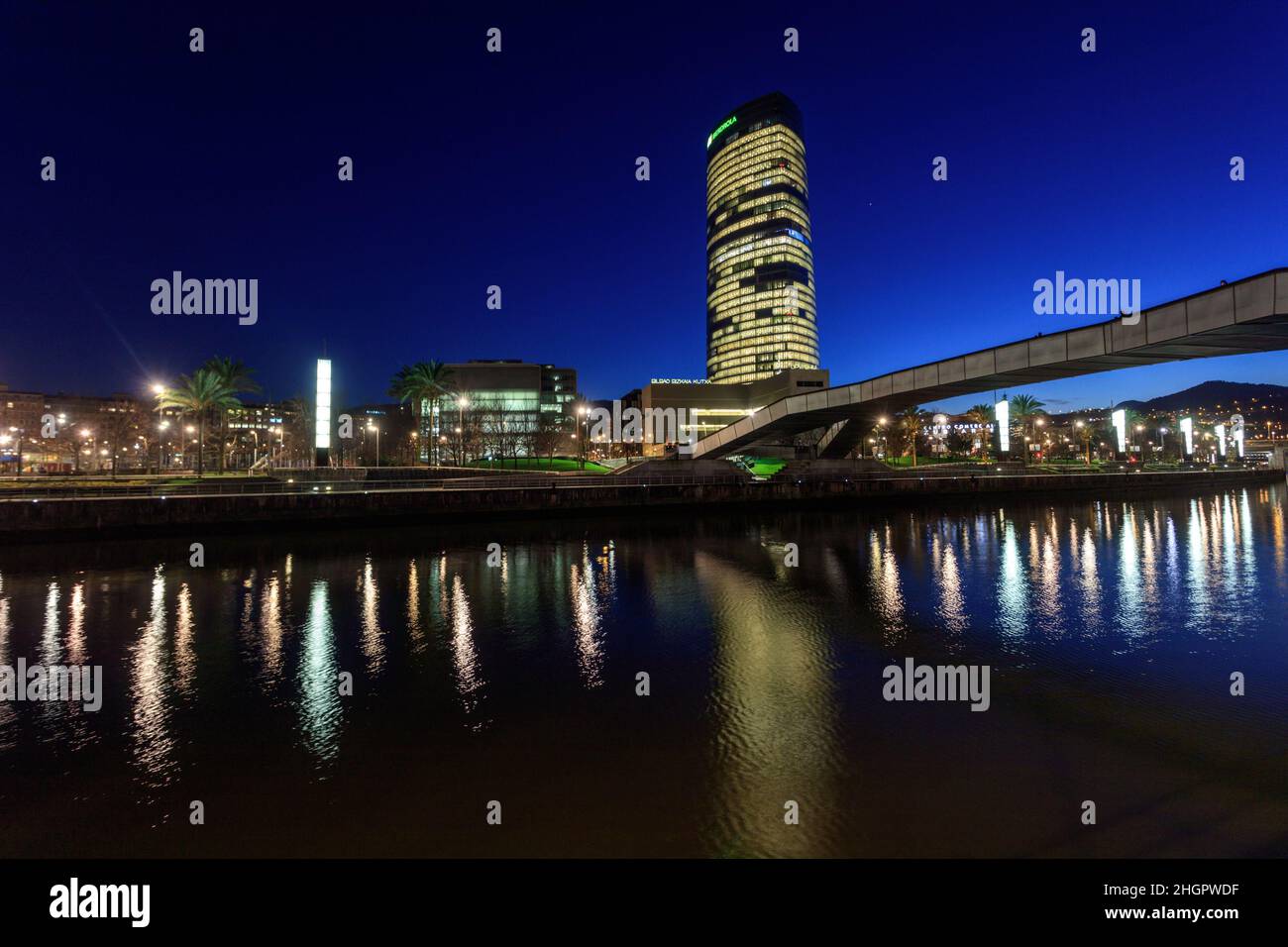 Il grattacielo Torre Iberdrola di notte si riflette nell'acqua. Bilbao. Spagna. Foto Stock