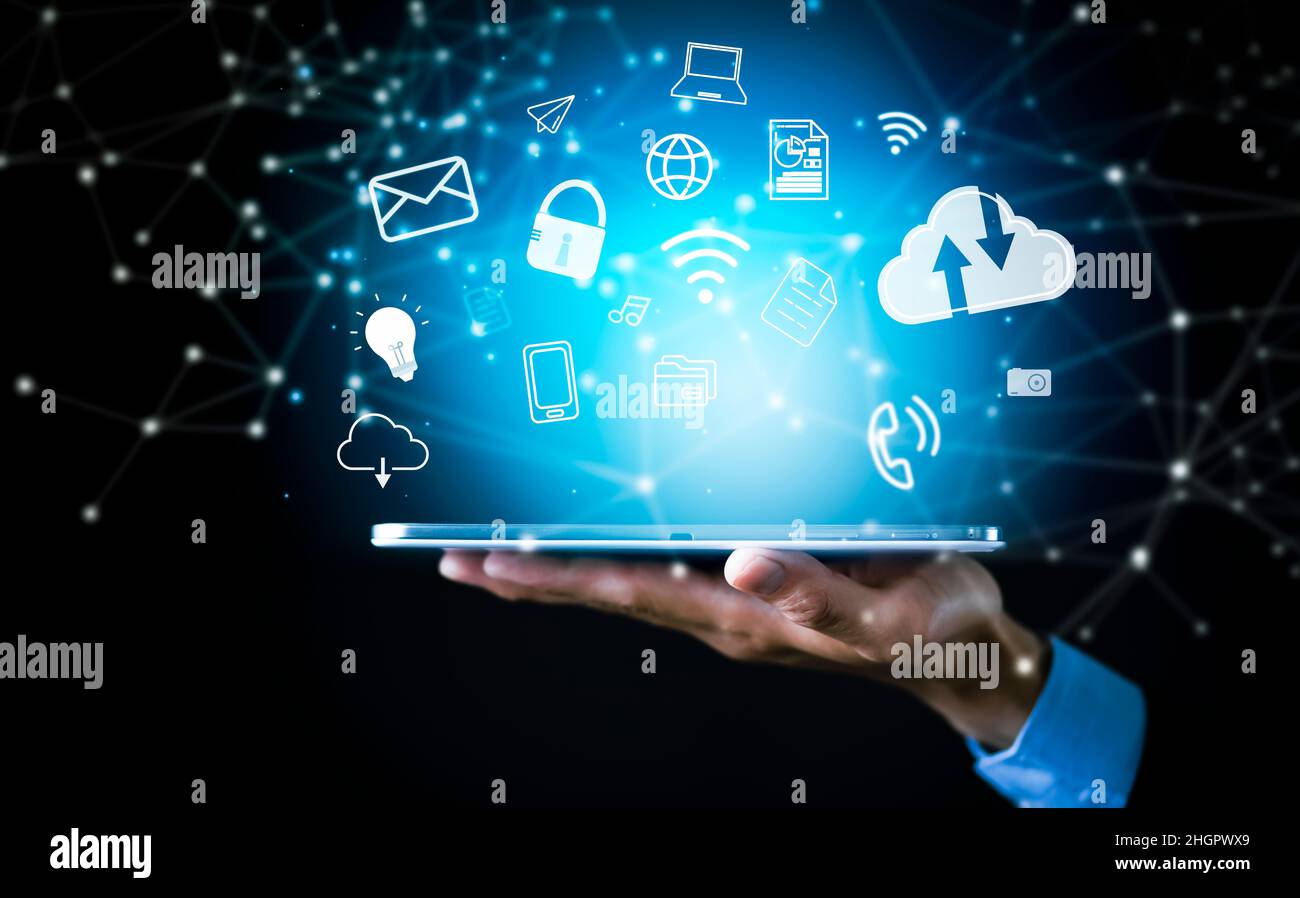 Businessman linea di collegamento icone applicazioni di comunicazione icona sullo sfondo, immagine del globo sul palmo di uomo d'affari. Tecnolog multimediale Foto Stock