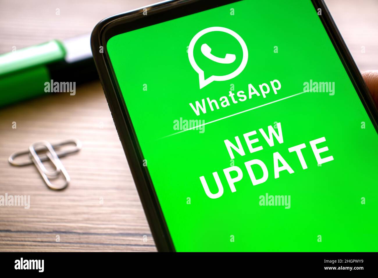 Nuovo aggiornamento di Whatsapp scritto sullo schermo verde di uno smartphone. Telefono con nuovo accordo aggiornare le regole di sicurezza sull'immagine editoriale. Verona 08-02-21 Foto Stock